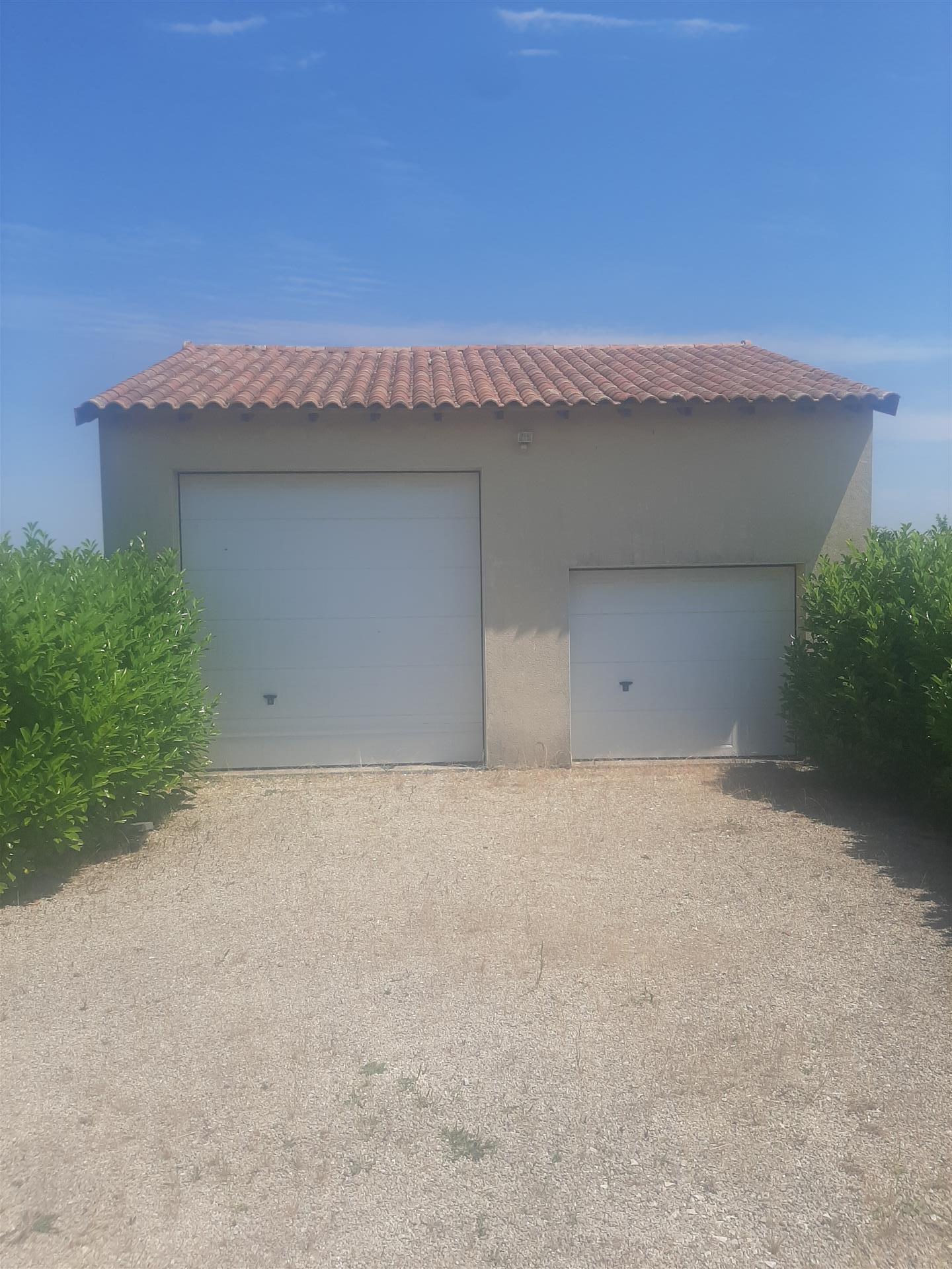 Garagem dupla espaçosa em terreno expansivo em Saint Gaudent