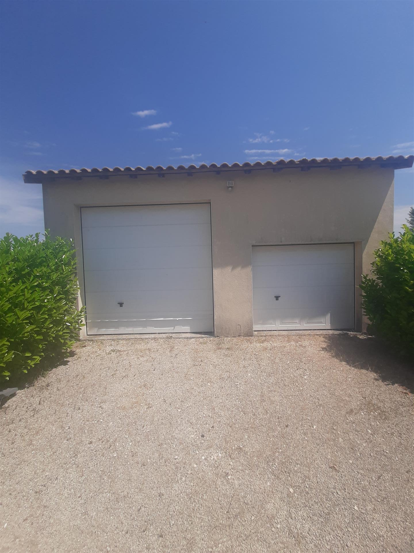 Garagem dupla espaçosa em terreno expansivo em Saint Gaudent