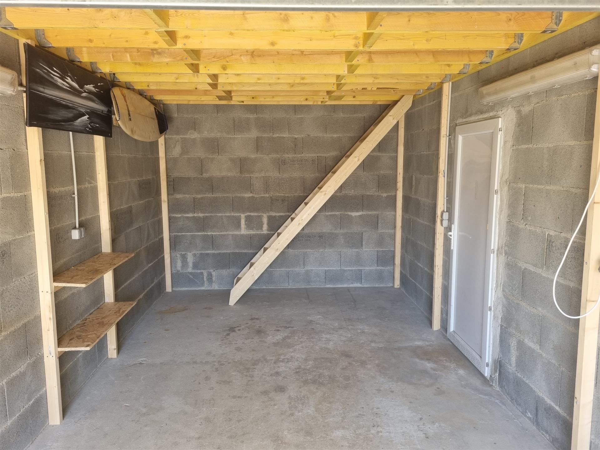 Garagem dupla espaçosa em terreno expansivo em Saint Gaudent