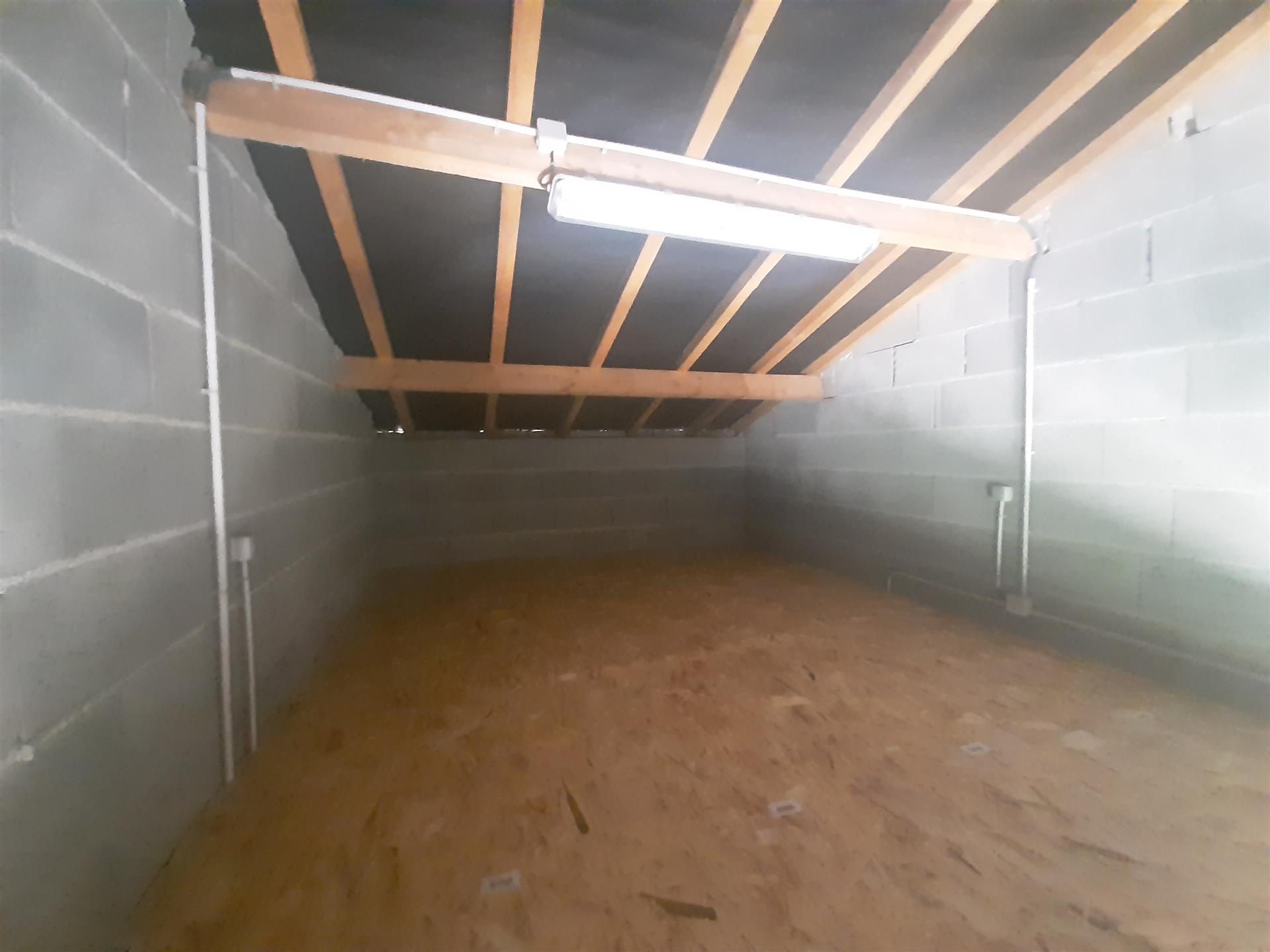 Garagem dupla espaçosa em terreno expansivo em Saint Gaudent