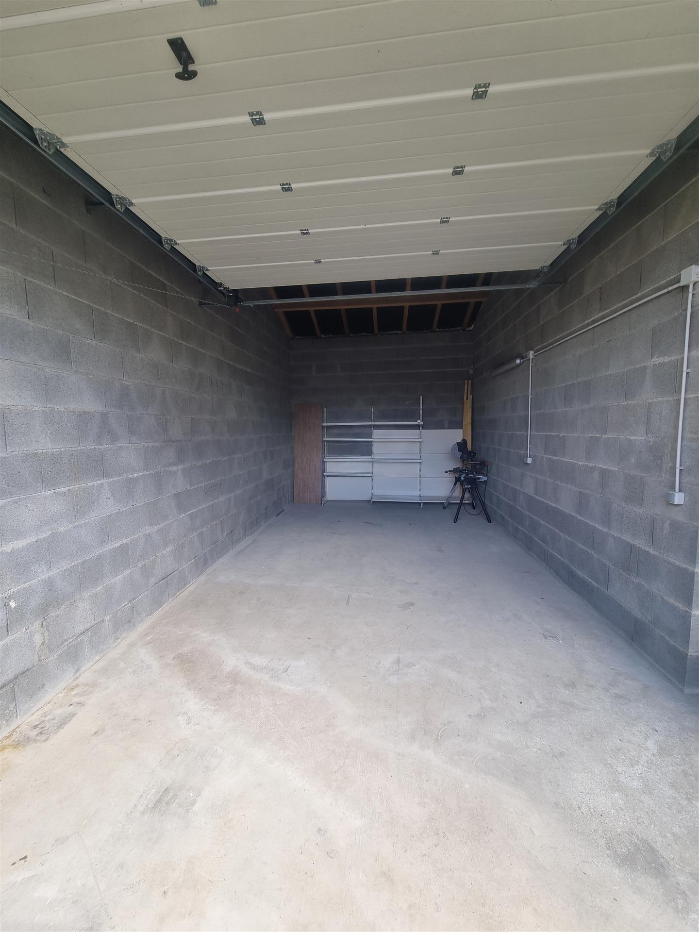 Garagem dupla espaçosa em terreno expansivo em Saint Gaudent