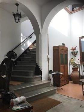 Substantial period property in central Todi