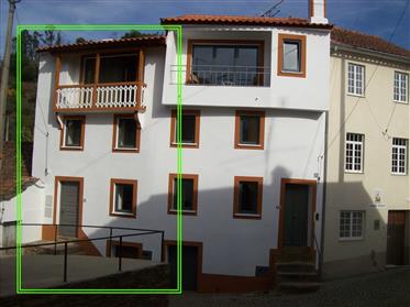 Ny renoveret skifer hus i en maleriske bjerglandsby