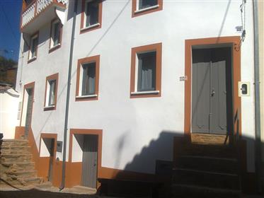 Renovert glimmerskifer hus i Serra da Estrela
