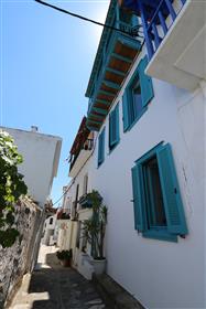 Traditionella hus i Skopelos Island med originaldetaljer