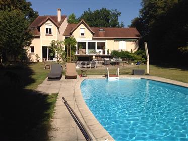 Property on wooded parkland with pool close to the city centre