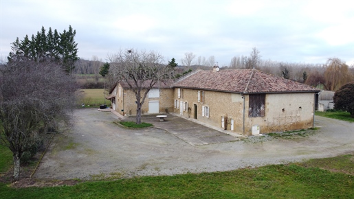 Stone property of 507m2 of living space with 15ha and 400m2 of outbuildings for sale