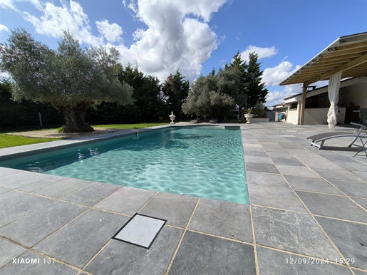 Maison T5 de 164 m2 avec piscine sur terrain plat arboré de 2000m2