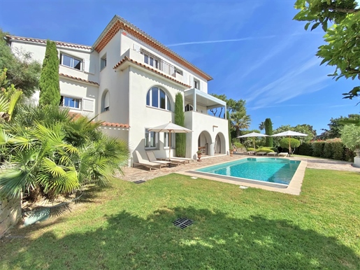 Villa in Belle époque stijl met panoramisch zeezicht te koop in La Croisette, Sainte-Maxime.