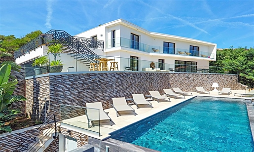 Moderne villa met zeezicht te koop in Les Issambres