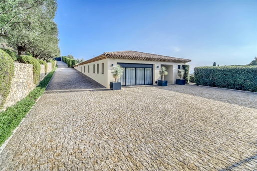 Luxury sea view villa for sale in Beauvallon