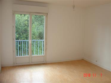 2 bedroom apartment 600m from the train station