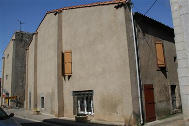 Hus i byn av Corbières