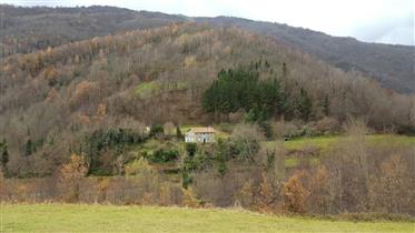 Autentický kámen Mas ve francouzských Pyrenejích