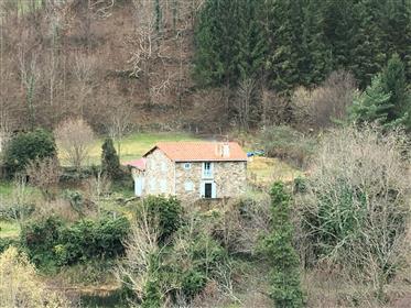 Autentický kámen Mas ve francouzských Pyrenejích