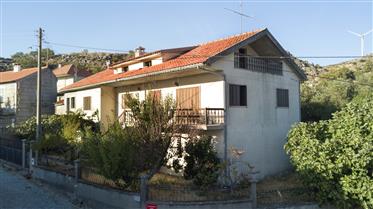 Hus i typiska portugisiska byn