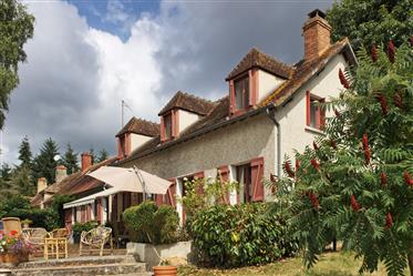 Къща с голям басейн в Централна Франция