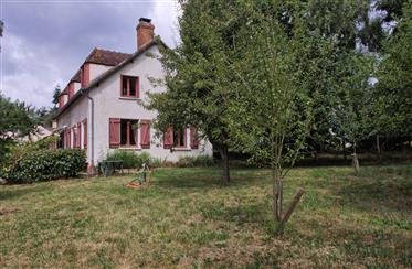 Къща с голям басейн в Централна Франция