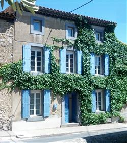 Fina rymliga stenhus ”Maison de Maître” i livliga byn