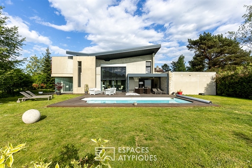 Entre design e natureza, casa de arquiteto com piscina e vista desimpedida