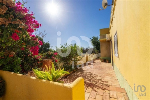 Home / Villa with 5 Rooms in Faro with 250,00 m²