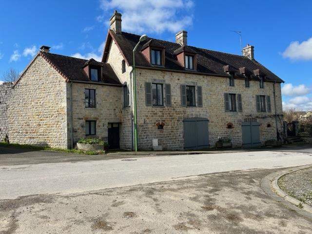 In Juvigny Val D'andaine (Orne) (61140), with a total living area of approximately *** on a plot of