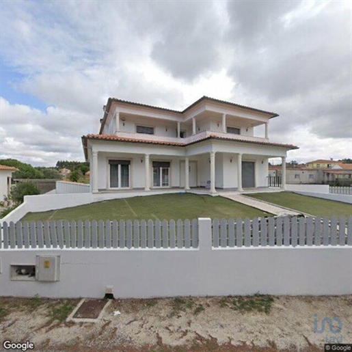 Home / Villa with 5 Rooms in Leiria with 587,00 m²