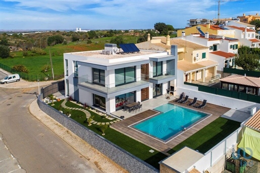 Home / Villa with 4 Rooms in Faro with 285,00 m²