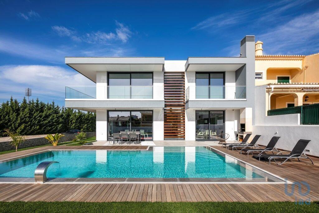 Home / Villa with 4 Rooms in Estômbar e Parchal with 201,00 m²