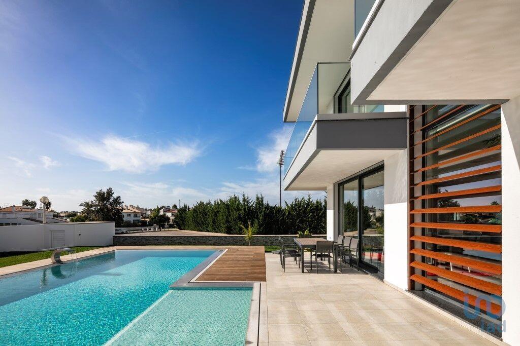 Home / Villa with 4 Rooms in Estômbar e Parchal with 201,00 m²
