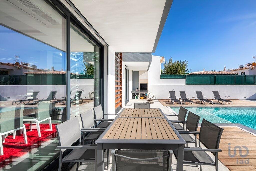 Home / Villa with 4 Rooms in Estômbar e Parchal with 201,00 m²