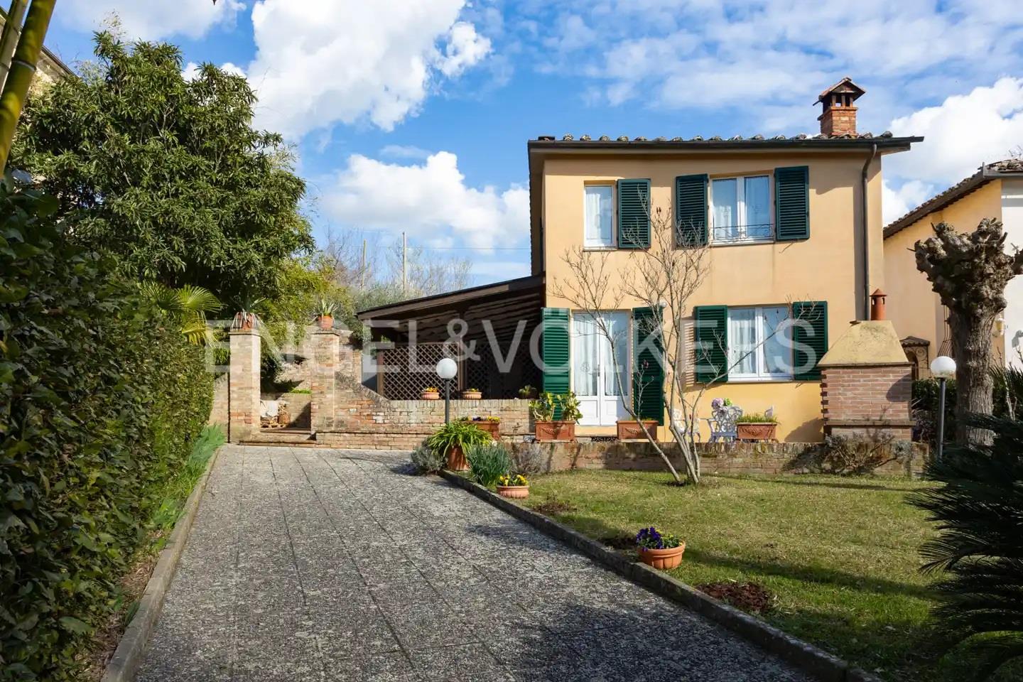 Exclusive property outside the walls of Siena