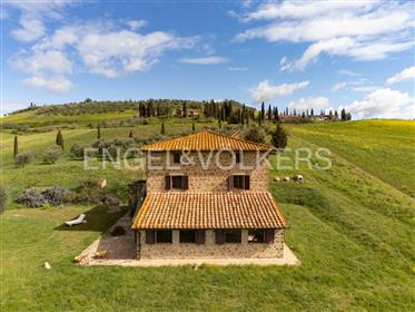 Stone farmhouse between Pienza and Monticchiello 