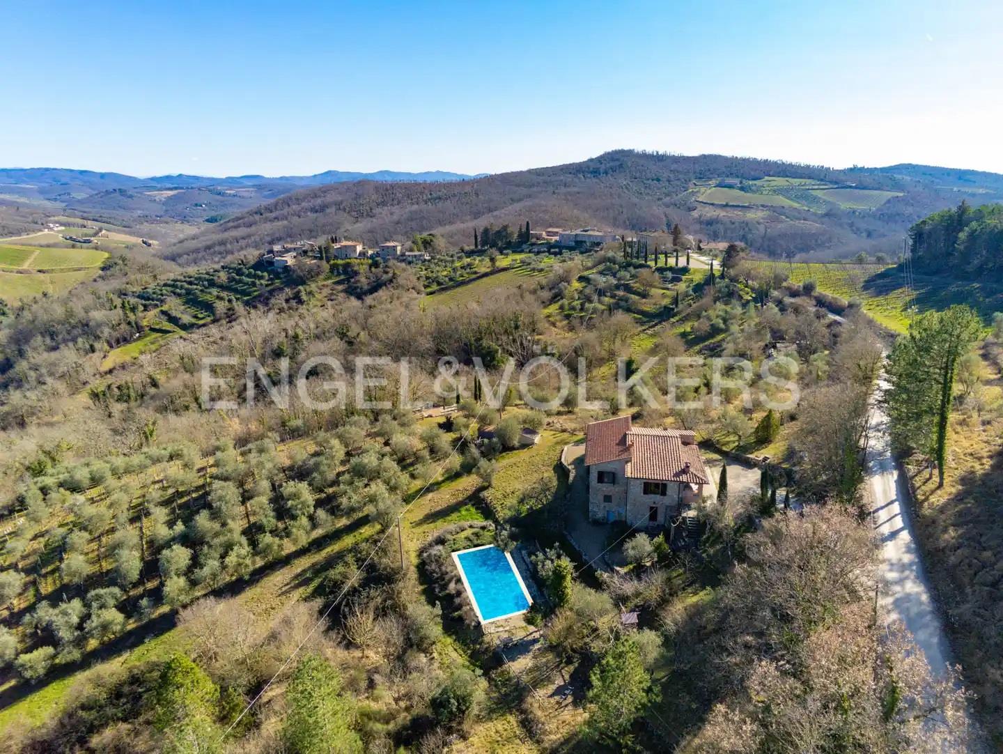 Charme Toscano: Villa con Loggia e Piscina tra Uliveti e Vigneti