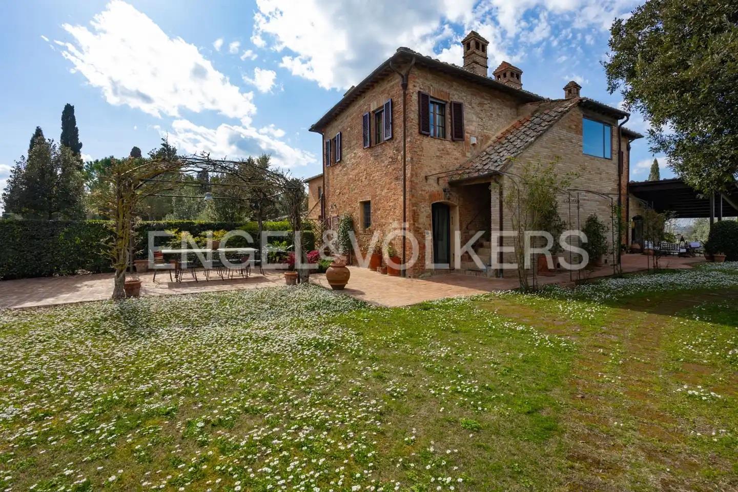 Charming portion of a farmhouse a few km from Siena