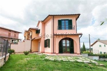 Talo myytävänä Toscanan kukkuloilla