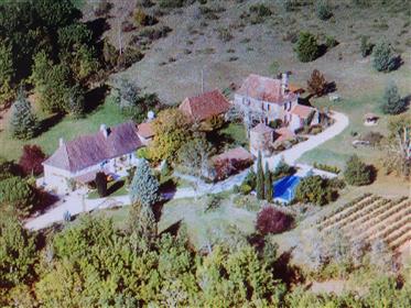 In the Dordogne region: Perigord property with 4/5 houses