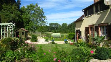 Totalrenovert Burgundy Farmhouse