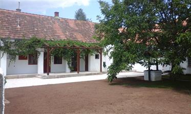 Maison hongroise typique à Zsira Locsmándi Street 22, à la frontière avec Lutzmannsburg. A)