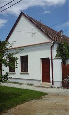 Maison hongroise typique à Zsira Locsmándi Street 22, à la frontière avec Lutzmannsburg. A)