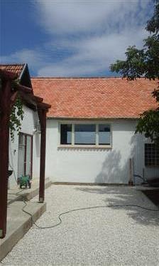 Typický maďarský dom na ulici Zsira Locsmándi 22, na hranici s Lutzmannsburgom. A)