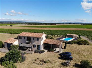 Contemporary farmhouse in the middle of the vineyards with beautiful view on the Ventoux. 