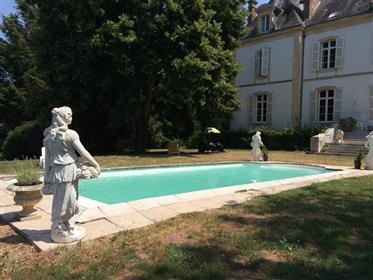 Château romantique avec chapelle et piscine