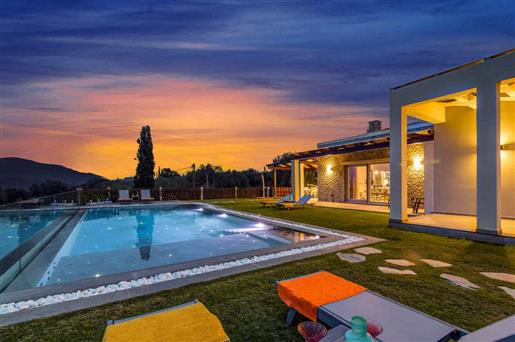  Luxueuse villa de 5 chambres avec piscine privée située à Kokkini, Corfou - Grèce