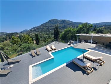 Luksusowa willa z 5 sypialniami i niesamowitym widokiem na pasma górskie Korfu 