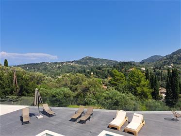 Luxuriöse Villa mit 5 Schlafzimmern und herrlichem Blick auf die Bergketten von Korfu 
