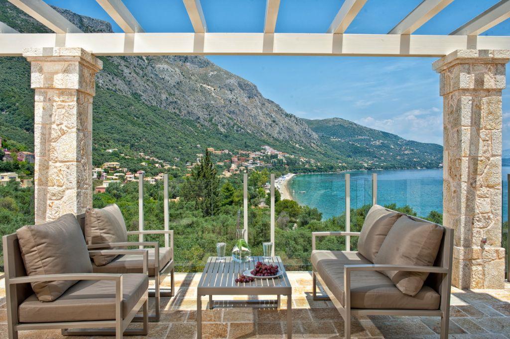 Nieuw gebouwde moderne villa met 5 slaapkamers met een prachtig uitzicht op zee en de bergen, direc