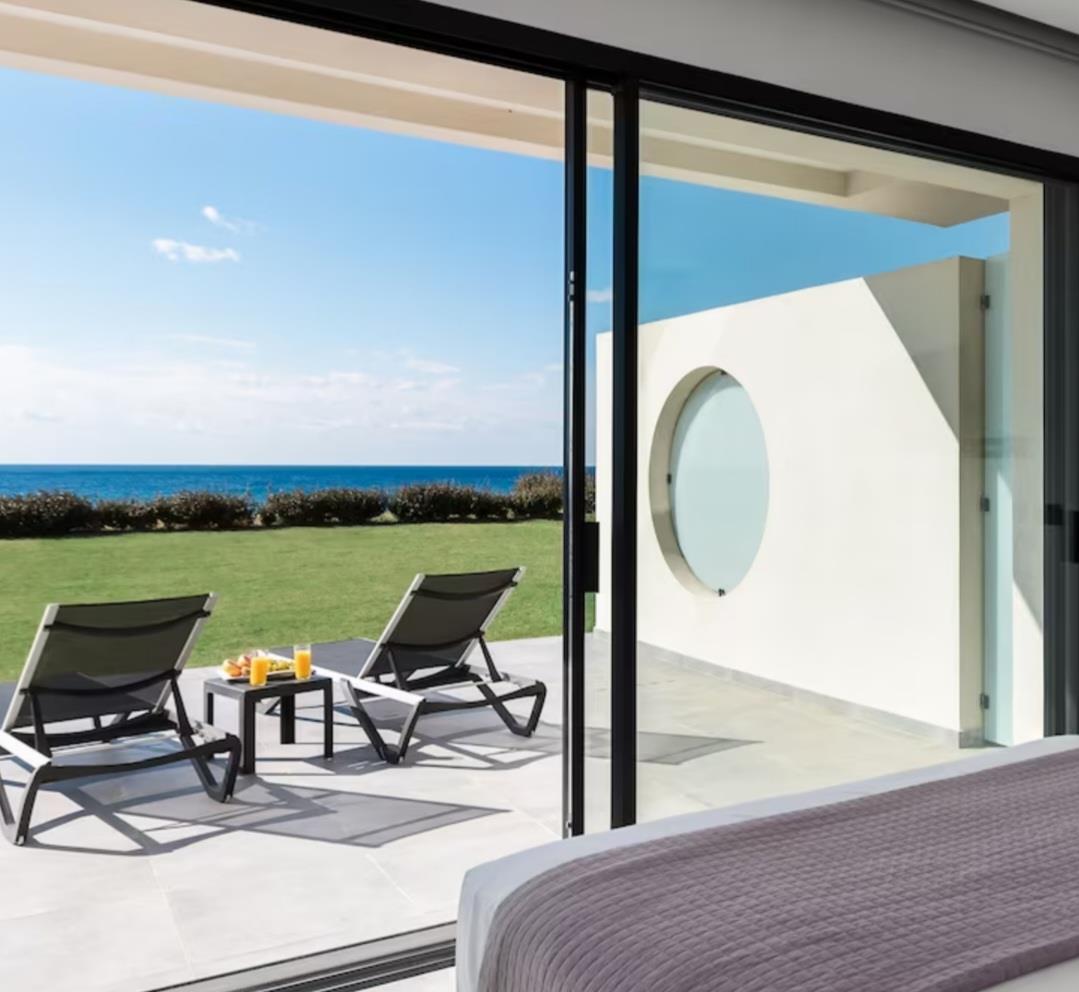 Perfect gelegen op de kliffen van de adembenemende kustlijn van Corfu, deze prachtige nieuwe villa 