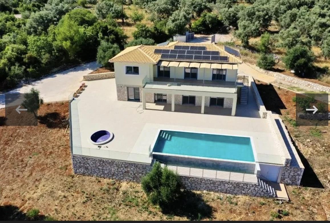 Nieuw gebouwde luxe villa met 4 slaapkamers op een aanzienlijke oppervlakte van 5.550 m². Perceel i