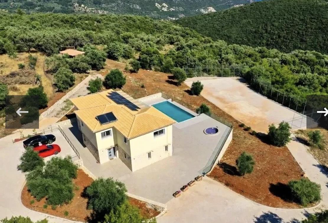 Nieuw gebouwde luxe villa met 4 slaapkamers op een aanzienlijke oppervlakte van 5.550 m². Perceel i